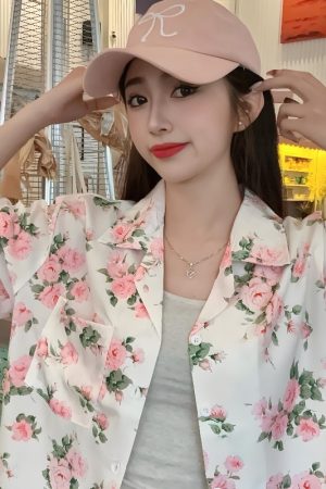 Retro Hong Kong Style Short-Sleeved Floral Shirt for Women - Hawaiian Batik Collar Loose Casual Top for Seaside Vacation
