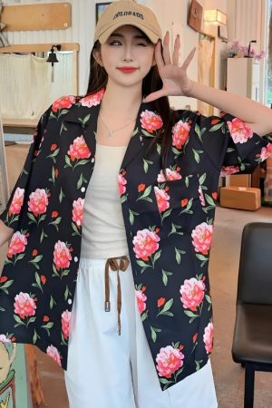 Retro Hong Kong Style Short-Sleeved Floral Shirt for Women - Hawaiian Batik Collar Loose Casual Top for Seaside Vacation
