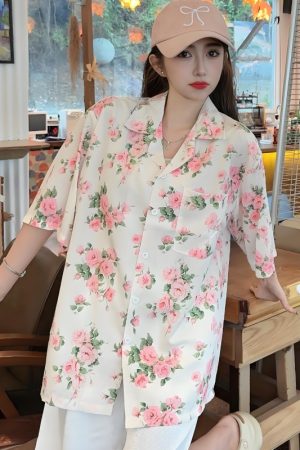 Retro Hong Kong Style Short-Sleeved Floral Shirt for Women - Hawaiian Batik Collar Loose Casual Top for Seaside Vacation