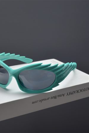 Retro Punk Asymmetric Winged Sunglasses for Men and Women - Trendy Street Style Eyewear for Millennial Fashion