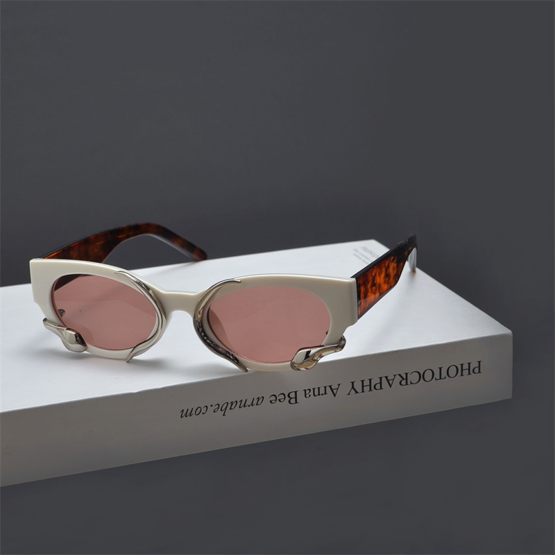 Retro Snake-Shaped Cat-Eye Sunglasses for Women - Millennium Style Korean Trendy Hip-Hop Party Eyewear Retro Snake-Shaped Cat-Eye Sunglasses for Women - Millennium Style Korean Trendy Hip-Hop Party Eyewear