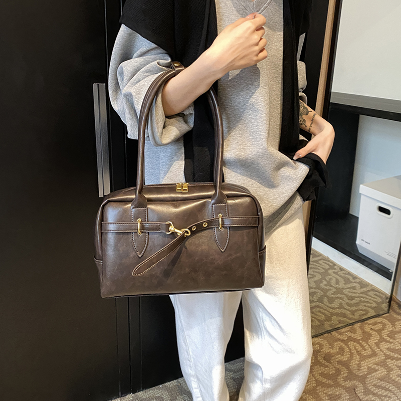 Retro Underarm Bag for Women - 2025 Stylish Handheld Shoulder Tote, Fashionable Pillow Bag for Spring and Summer Commuting Retro Underarm Bag for Women - 2025 Stylish Handheld Shoulder Tote, Fashionable Pillow Bag for Spring and Summer Commuting