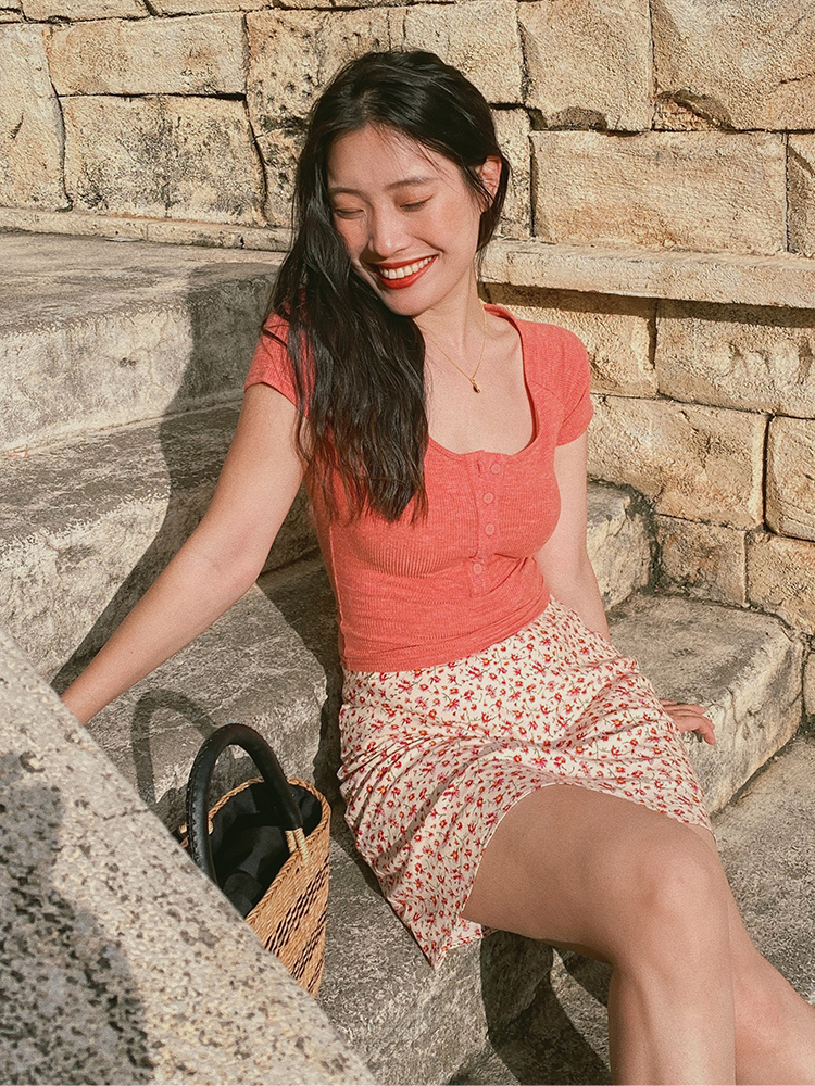 Slim-Fit White Knitted T-Shirt for Women, Short Sleeve with Button Detail, French Style, Chest-Highlighting Design Slim-Fit White Knitted T-Shirt for Women, Short Sleeve with Button Detail, French Style, Chest-Highlighting Design