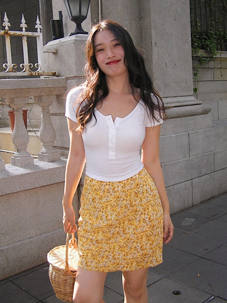 Slim-Fit White Knitted T-Shirt for Women, Short Sleeve with Button Detail, French Style, Chest-Highlighting Design Slim-Fit White Knitted T-Shirt for Women, Short Sleeve with Button Detail, French Style, Chest-Highlighting Design