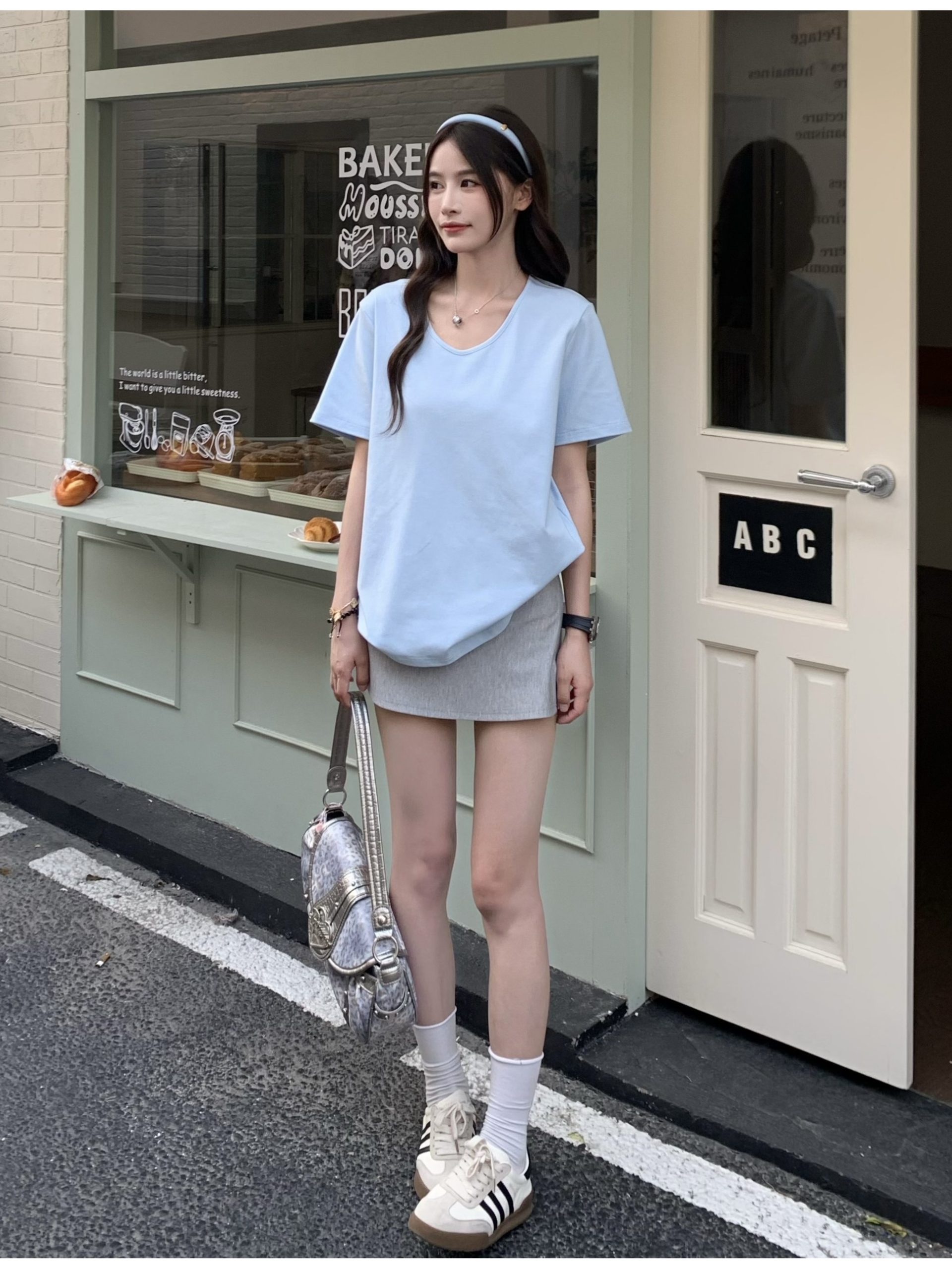 Solid Color Short Sleeve V-Neck T-Shirt for Women - Loose Fit, Versatile Summer Top, 2025 New Arrival, Casual Essential Solid Color Short Sleeve V-Neck T-Shirt for Women - Loose Fit, Versatile Summer Top, 2025 New Arrival, Casual Essential