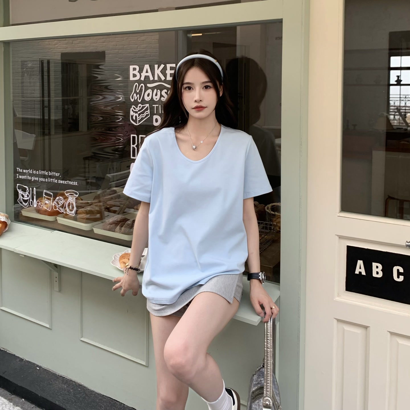 Solid Color Short Sleeve V-Neck T-Shirt for Women - Loose Fit, Versatile Summer Top, 2025 New Arrival, Casual Essential Solid Color Short Sleeve V-Neck T-Shirt for Women - Loose Fit, Versatile Summer Top, 2025 New Arrival, Casual Essential