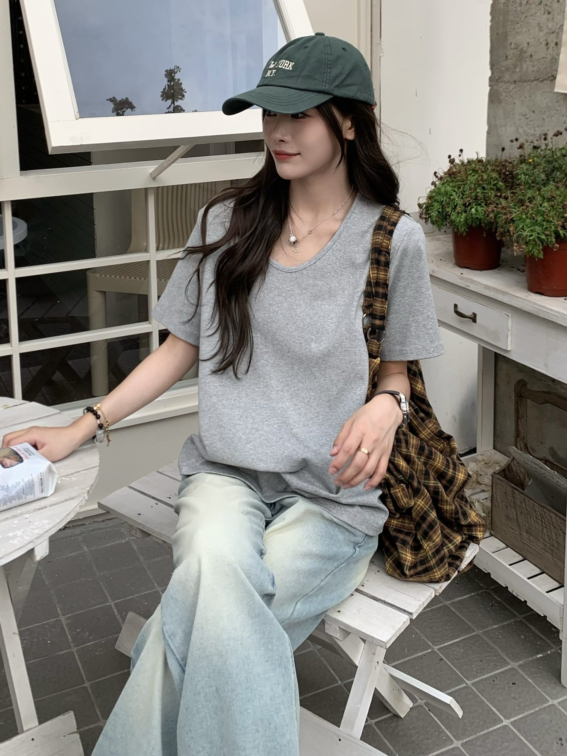 Solid Color Short Sleeve V-Neck T-Shirt for Women - Loose Fit, Versatile Summer Top, 2025 New Arrival, Casual Essential Solid Color Short Sleeve V-Neck T-Shirt for Women - Loose Fit, Versatile Summer Top, 2025 New Arrival, Casual Essential