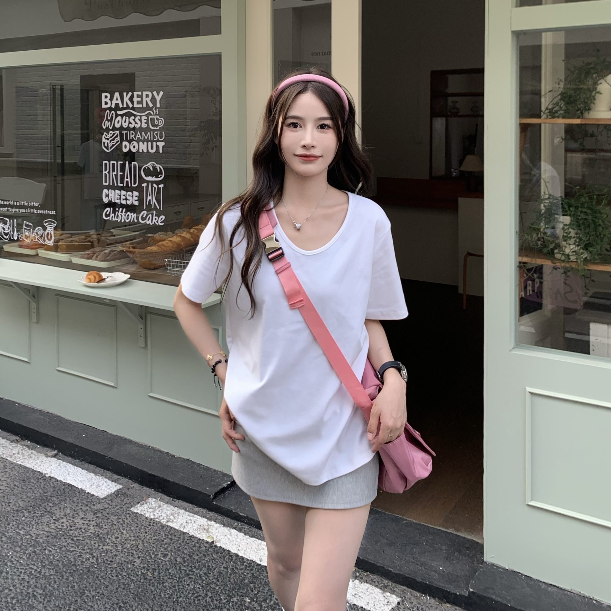 Solid Color Short Sleeve V-Neck T-Shirt for Women - Loose Fit, Versatile Summer Top, 2025 New Arrival, Casual Essential Solid Color Short Sleeve V-Neck T-Shirt for Women - Loose Fit, Versatile Summer Top, 2025 New Arrival, Casual Essential
