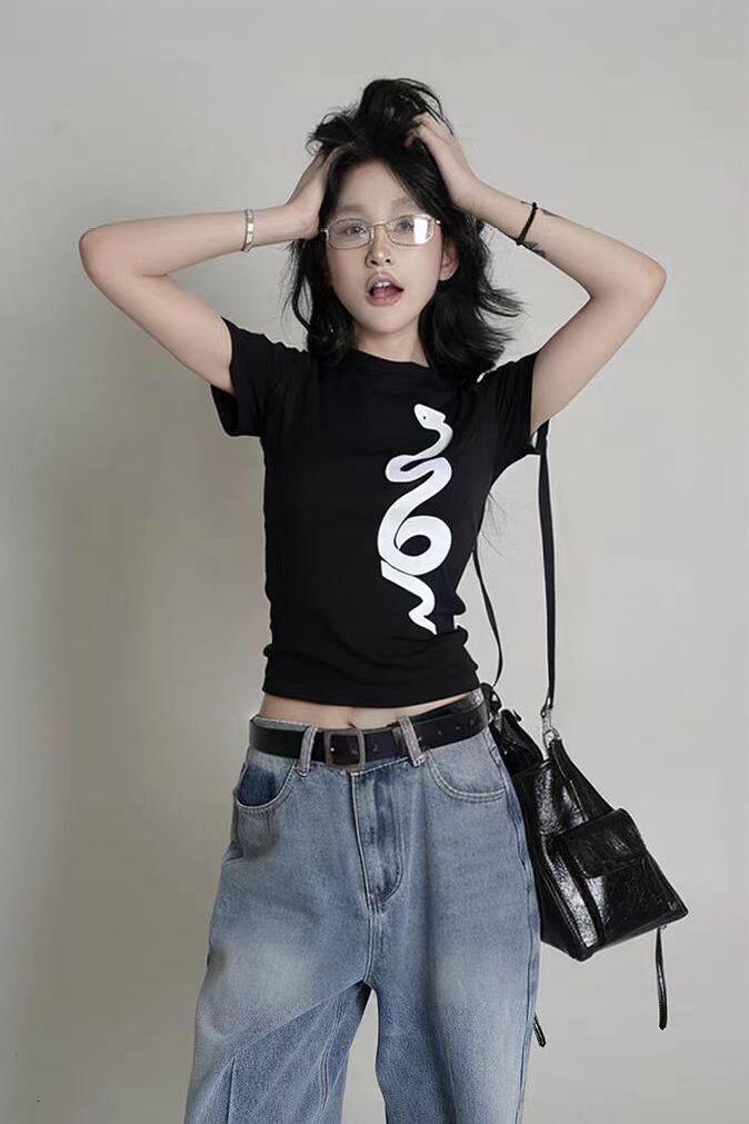 Spicy Girl Snake Print Black Short-Sleeve T-Shirt for Women - Slim Fit Summer Top, Versatile American Style Fashion Spicy Girl Snake Print Black Short-Sleeve T-Shirt for Women - Slim Fit Summer Top, Versatile American Style Fashion