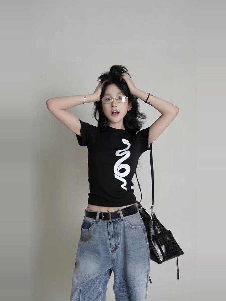 Spicy Girl Snake Print Black Short-Sleeve T-Shirt for Women - Slim Fit Summer Top, Versatile American Style Fashion Spicy Girl Snake Print Black Short-Sleeve T-Shirt for Women - Slim Fit Summer Top, Versatile American Style Fashion