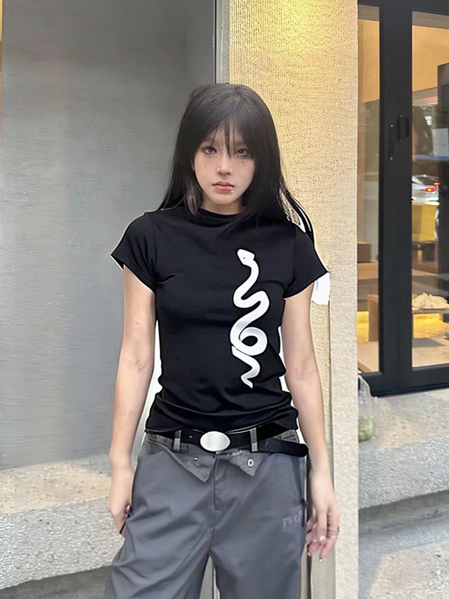 Spicy Girl Snake Print Black Short-Sleeve T-Shirt for Women - Slim Fit Summer Top, Versatile American Style Fashion Spicy Girl Snake Print Black Short-Sleeve T-Shirt for Women - Slim Fit Summer Top, Versatile American Style Fashion