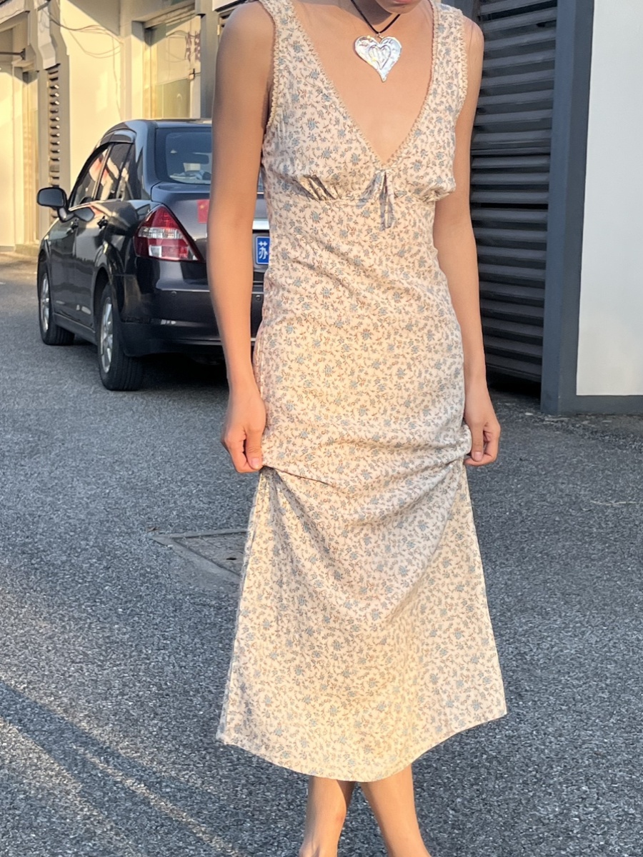 Spring 2025 French Floral V-Neck Tie Waist Slim Fit Sleeveless Dress for Women - Perfect for 90s and Y2K Style Looks Spring 2025 French Floral V-Neck Tie Waist Slim Fit Sleeveless Dress for Women - Perfect for 90s and Y2K Style Looks