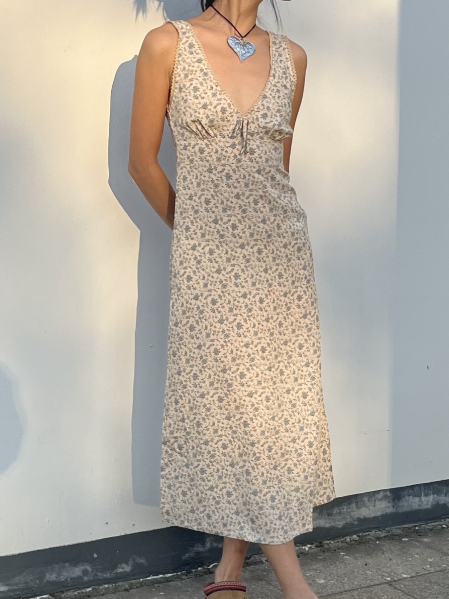 Spring 2025 French Floral V-Neck Tie Waist Slim Fit Sleeveless Dress for Women - Perfect for 90s and Y2K Style Looks Spring 2025 French Floral V-Neck Tie Waist Slim Fit Sleeveless Dress for Women - Perfect for 90s and Y2K Style Looks