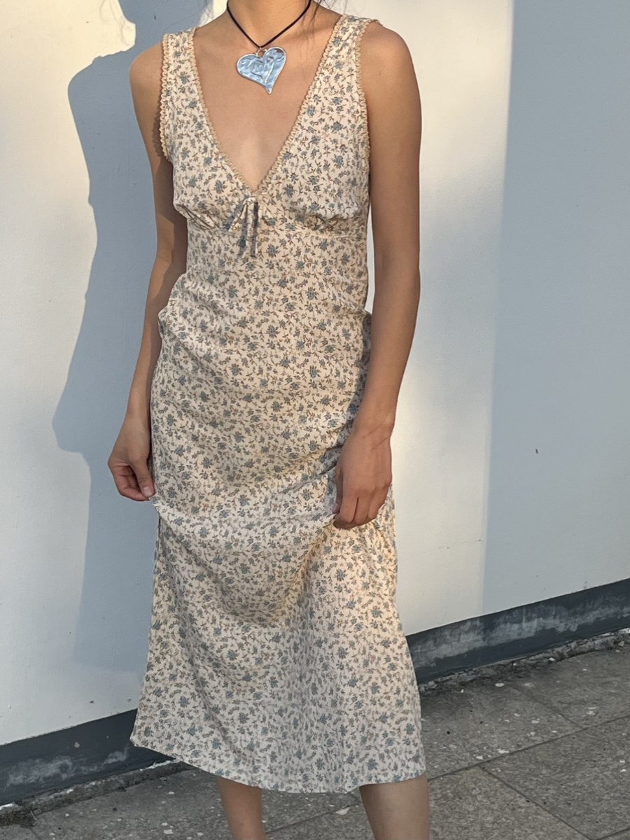 Spring 2025 French Floral V-Neck Tie Waist Slim Fit Sleeveless Dress for Women - Perfect for 90s and Y2K Style Looks Spring 2025 French Floral V-Neck Tie Waist Slim Fit Sleeveless Dress for Women - Perfect for 90s and Y2K Style Looks