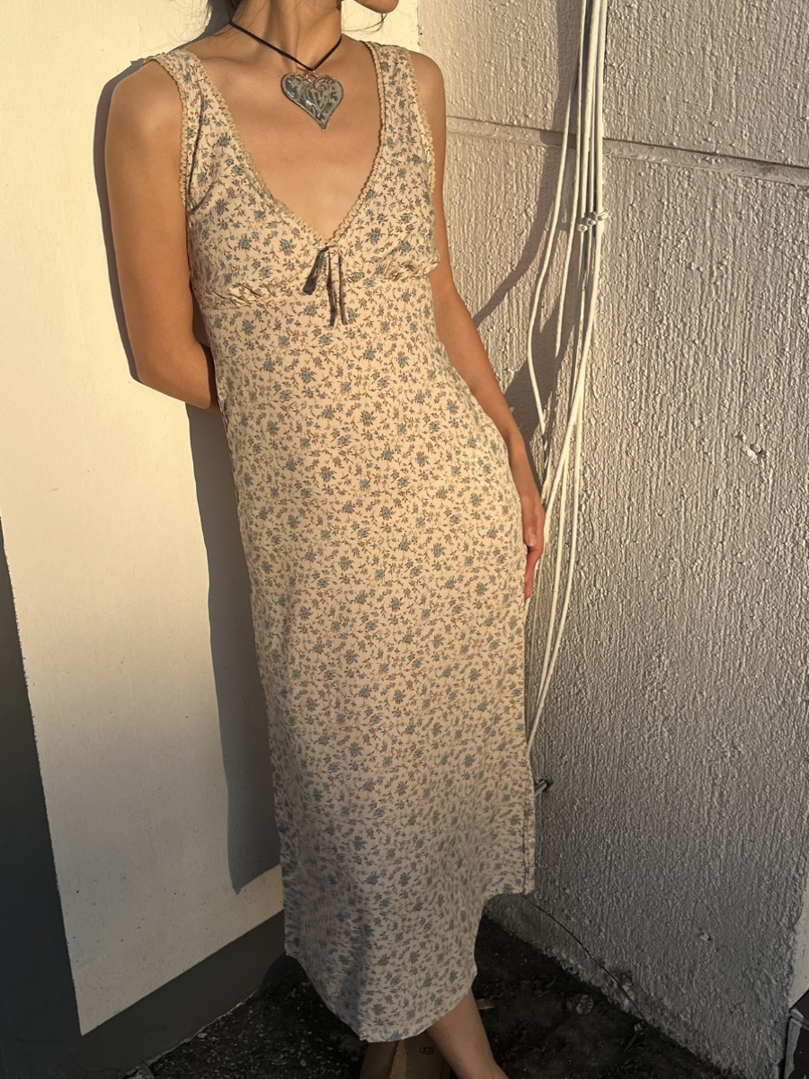 Spring 2025 French Floral V-Neck Tie Waist Slim Fit Sleeveless Dress for Women - Perfect for 90s and Y2K Style Looks Spring 2025 French Floral V-Neck Tie Waist Slim Fit Sleeveless Dress for Women - Perfect for 90s and Y2K Style Looks