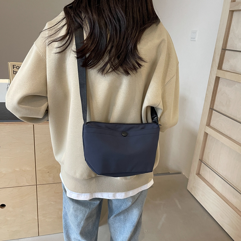 Summer Minimalist Lightweight Crossbody Bucket Bag for Women - Versatile Zipper Phone Bag for Commuting and Daily Use Summer Minimalist Lightweight Crossbody Bucket Bag for Women - Versatile Zipper Phone Bag for Commuting and Daily Use