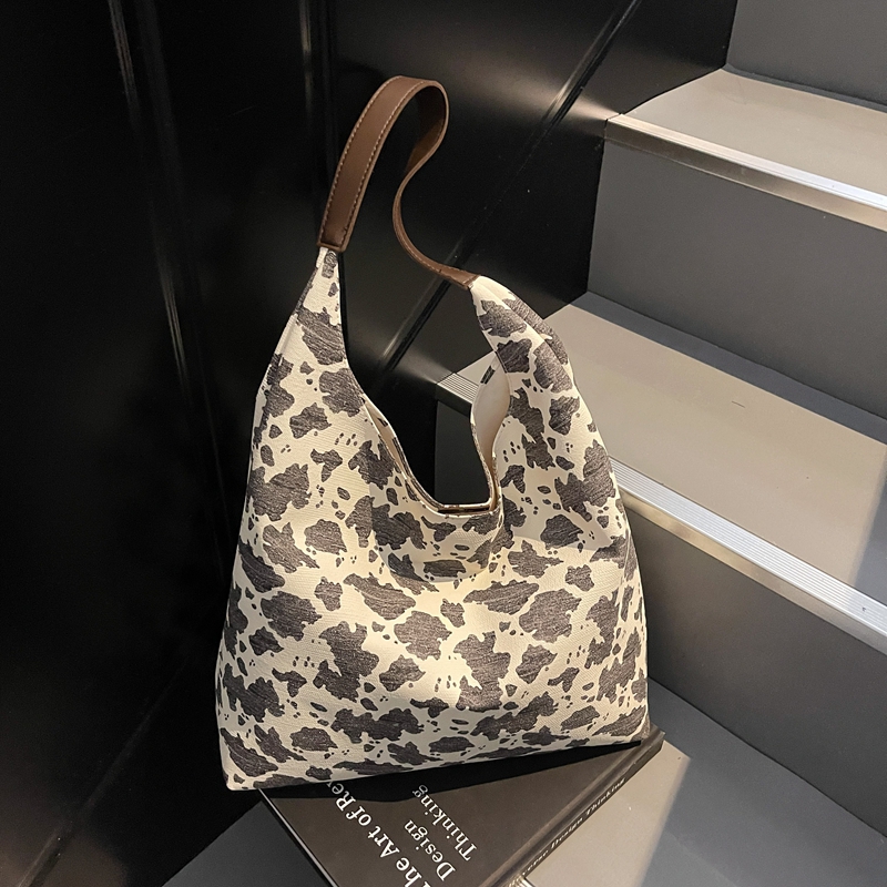 Textured Cow Print Shoulder Bag for Women - Summer 2025 Niche Underarm Tote, Versatile Commuting Style Textured Cow Print Shoulder Bag for Women - Summer 2025 Niche Underarm Tote, Versatile Commuting Style