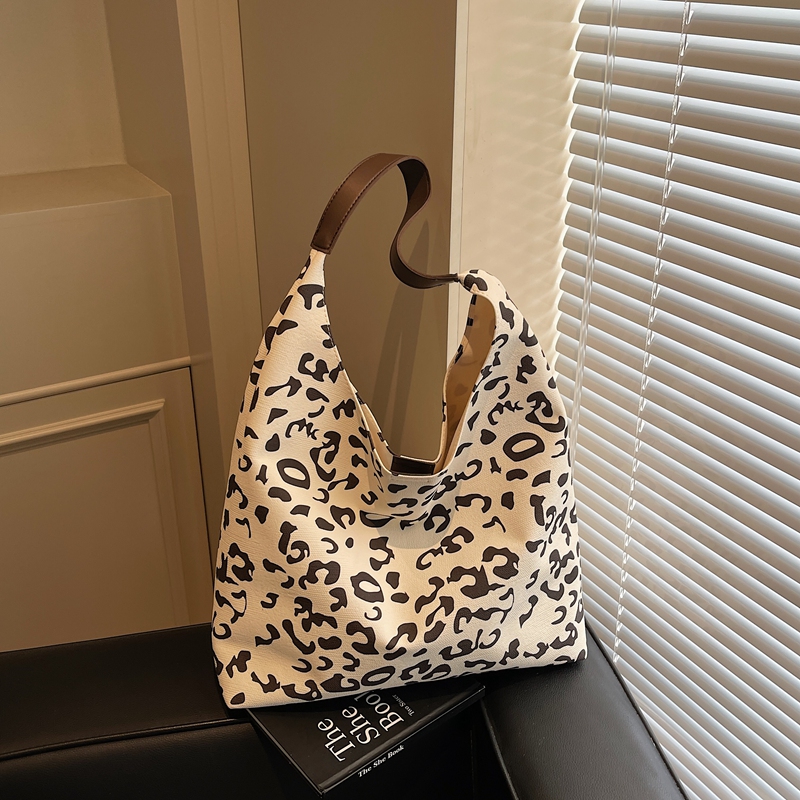 Textured Cow Print Shoulder Bag for Women - Summer 2025 Niche Underarm Tote, Versatile Commuting Style Textured Cow Print Shoulder Bag for Women - Summer 2025 Niche Underarm Tote, Versatile Commuting Style