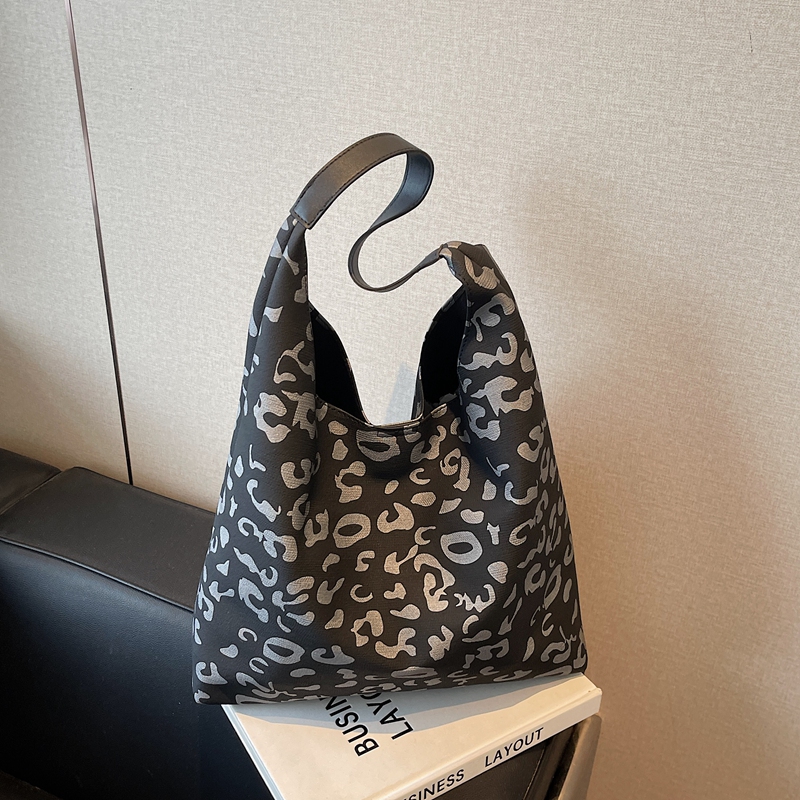 Textured Cow Print Shoulder Bag for Women - Summer 2025 Niche Underarm Tote, Versatile Commuting Style Textured Cow Print Shoulder Bag for Women - Summer 2025 Niche Underarm Tote, Versatile Commuting Style