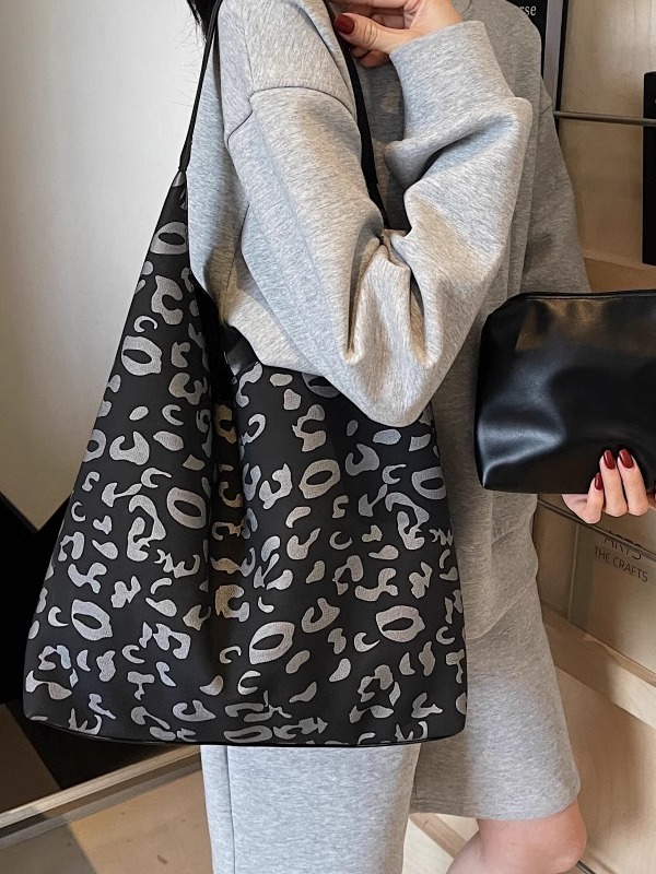 Textured Cow Print Shoulder Bag for Women - Summer 2025 Niche Underarm Tote, Versatile Commuting Style Textured Cow Print Shoulder Bag for Women - Summer 2025 Niche Underarm Tote, Versatile Commuting Style