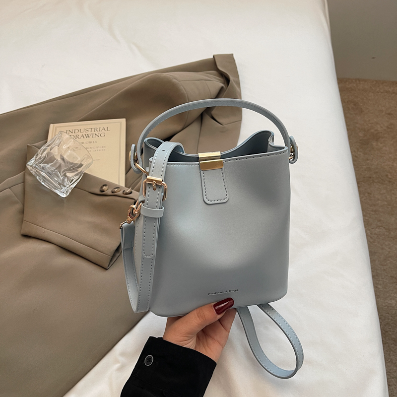 Trendy 2025 High-End Shoulder Bag - Versatile Summer Crossbody Bucket Bag for Work and Everyday Use Trendy 2025 High-End Shoulder Bag - Versatile Summer Crossbody Bucket Bag for Work and Everyday Use