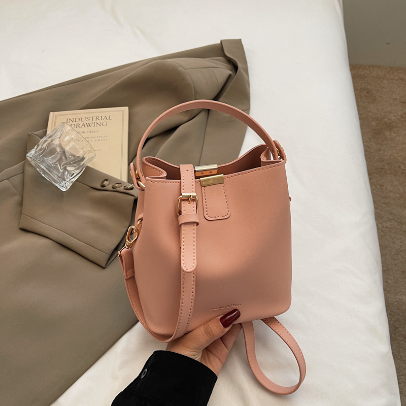 Trendy 2025 High-End Shoulder Bag - Versatile Summer Crossbody Bucket Bag for Work and Everyday Use Trendy 2025 High-End Shoulder Bag - Versatile Summer Crossbody Bucket Bag for Work and Everyday Use