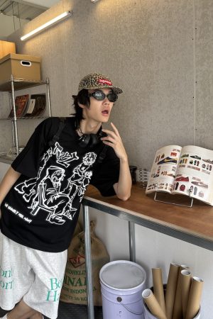 Trendy American High Street Graffiti Printed Short Sleeve T-Shirt for Men and Women, Casual Loose Hip-Hop Style Top