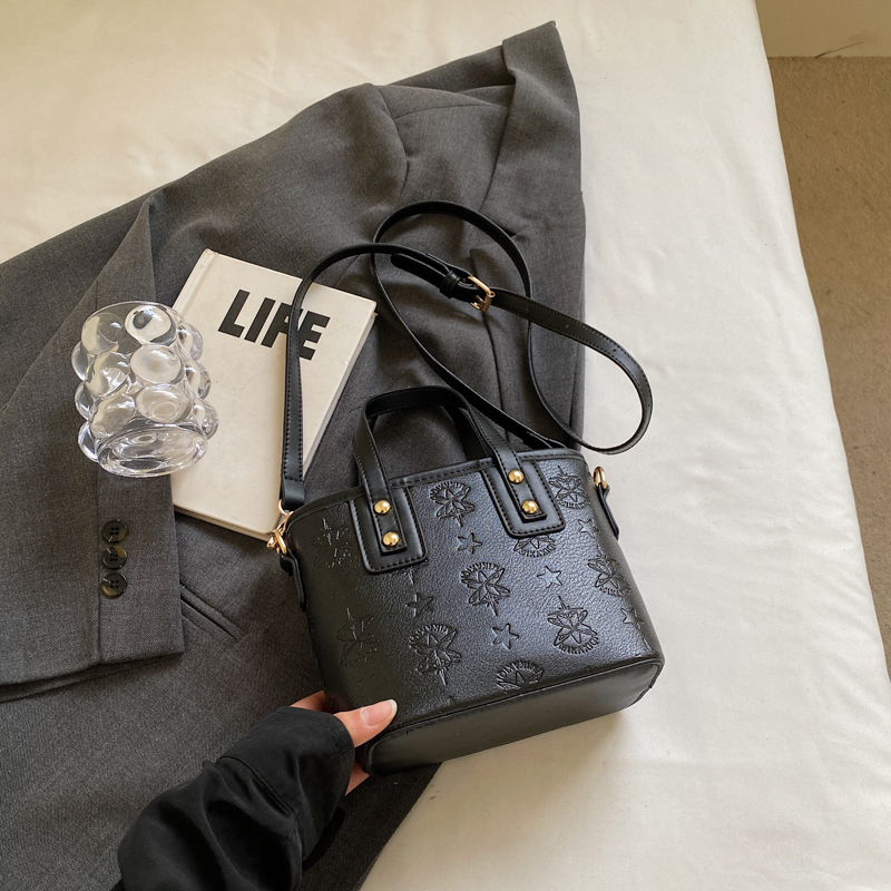Trendy Korean Style Crossbody Bucket Bag - Cute Handheld Shoulder Bag for Spring 2025 Fashion Trendy Korean Style Crossbody Bucket Bag - Cute Handheld Shoulder Bag for Spring 2025 Fashion
