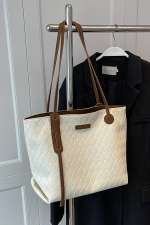 Trendy Large Capacity Single-Shoulder Tote Bag for Women - Versatile Commuting Style for Spring Summer 2025