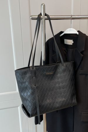 Trendy Large Capacity Single-Shoulder Tote Bag for Women - Versatile Commuting Style for Spring Summer 2025