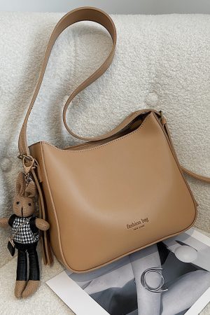 Trendy Large Retro Shoulder Bag for Women - Versatile Crossbody Design for Spring/Summer 2025 Fashion