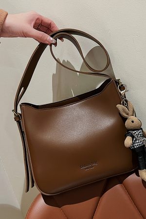 Trendy Large Retro Shoulder Bag for Women - Versatile Crossbody Design for Spring/Summer 2025 Fashion