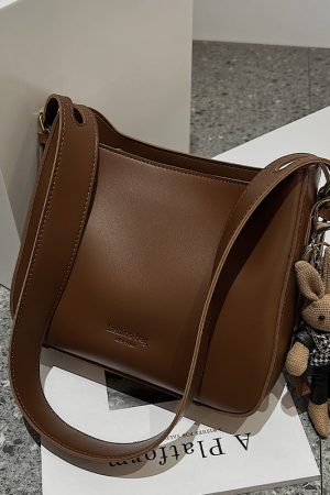 Trendy Large Retro Shoulder Bag for Women - Versatile Crossbody Design for Spring/Summer 2025 Fashion