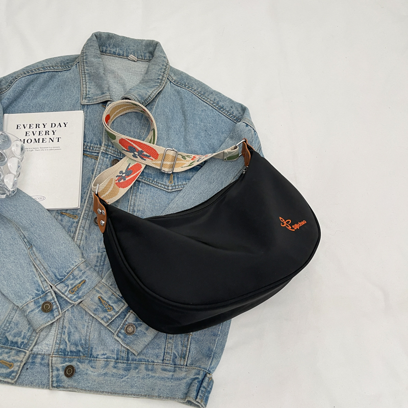 Trendy Nylon Oxford Shoulder Dumpling Bag for Women - Large Capacity Crossbody Bag for Students and Commuting, 2025 Style Trendy Nylon Oxford Shoulder Dumpling Bag for Women - Large Capacity Crossbody Bag for Students and Commuting, 2025 Style