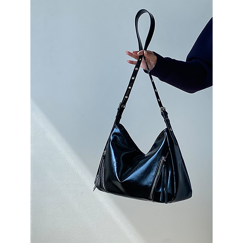 Trendy Unisex Large Capacity Tote Bag - Versatile Commuter Shoulder Crossbody Bag for Women - Stylish 2025 Fashion Essential Trendy Unisex Large Capacity Tote Bag - Versatile Commuter Shoulder Crossbody Bag for Women - Stylish 2025 Fashion Essential