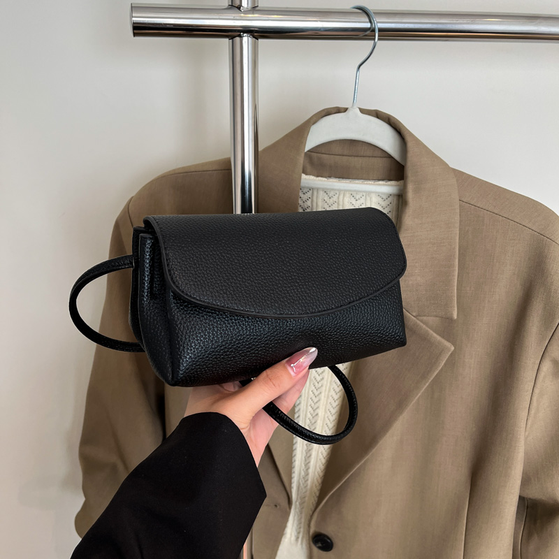 Trendy Women's Red Shoulder Crossbody Bag 2025 - Versatile Small Handbag for Fashionable Everyday Use Trendy Women's Red Shoulder Crossbody Bag 2025 - Versatile Small Handbag for Fashionable Everyday Use