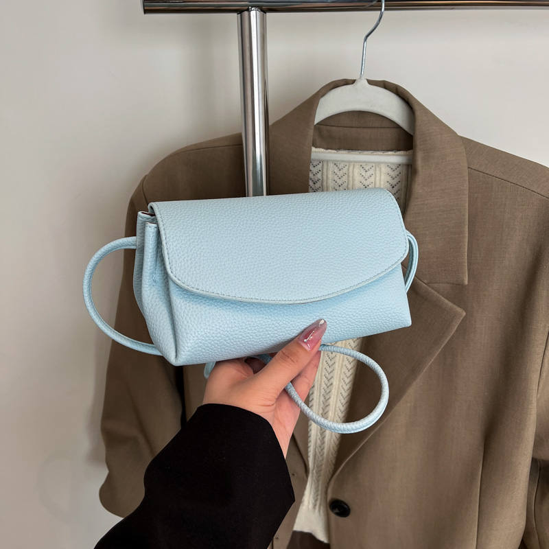 Trendy Women's Red Shoulder Crossbody Bag 2025 - Versatile Small Handbag for Fashionable Everyday Use Trendy Women's Red Shoulder Crossbody Bag 2025 - Versatile Small Handbag for Fashionable Everyday Use