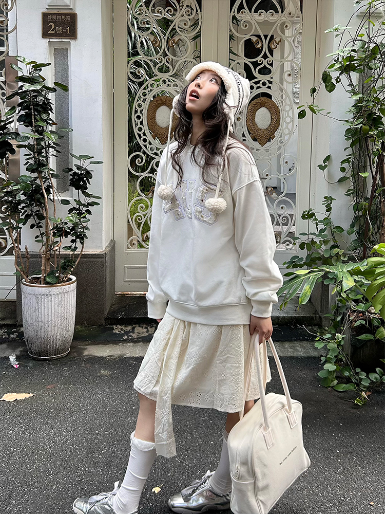 Unisex Loose Round Neck Pullover Sweatshirt with Letter Patch Embroidery - Small Fragrance Style, Perfect for Spring and Autumn Fashion Unisex Loose Round Neck Pullover Sweatshirt with Letter Patch Embroidery - Small Fragrance Style, Perfect for Spring and Autumn Fashion