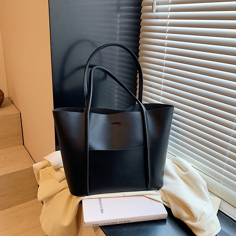 Versatile Women's Tote Bag - Large Capacity Casual Shoulder Bag in Korean Fashion for Spring/Summer 2025 Versatile Women's Tote Bag - Large Capacity Casual Shoulder Bag in Korean Fashion for Spring/Summer 2025