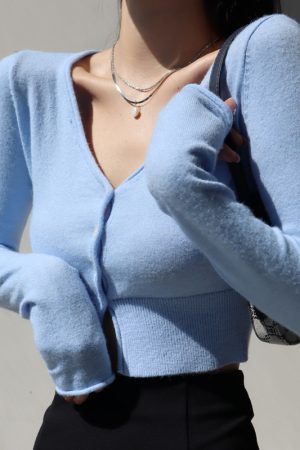 Vintage American Style Sexy V-Neck Button High-Waisted Short Cardigan for Women, Slim Fit Flattering Long Sleeve Knitted Top