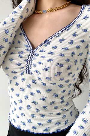 Vintage Floral Ruffled V-Neck Long Sleeve T-Shirt for Women - Slim Fit, 90s Inspired Short Top