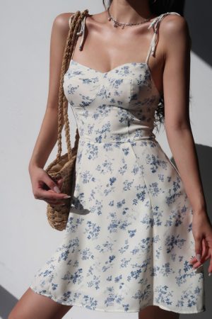 Vintage Floral Spaghetti Strap Dress - V-Neck Wrap Design, Slim Fit Waist, Short Summer Vacation Dress for Girls
