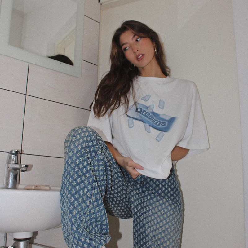 Vintage-Inspired White Short Sleeve T-Shirt for Women - Retro High Street Summer Style, Trendy Hot Girl Top Vintage-Inspired White Short Sleeve T-Shirt for Women - Retro High Street Summer Style, Trendy Hot Girl Top