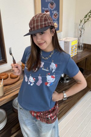 Vintage Printed Slim Fit Short-Sleeve T-Shirt for Women - Water-Washed Original Shoulder Kitty Design, Stretchy Summer Top