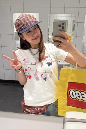 Vintage Printed Slim Fit Short-Sleeve T-Shirt for Women - Water-Washed Original Shoulder Kitty Design, Stretchy Summer Top