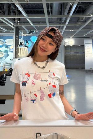 Vintage Printed Slim Fit Short-Sleeve T-Shirt for Women - Water-Washed Original Shoulder Kitty Design, Stretchy Summer Top