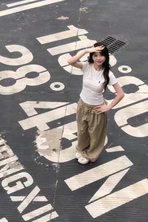 White Slim-Fit Short Sleeve T-Shirt for Women - Flattering Waist-Cinching Top in 2025 Summer Style, Perfect for Y2K and Casual Looks