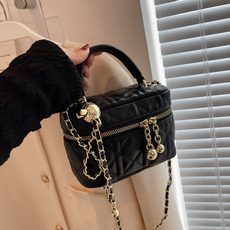 Women's Diamond-Pattern Chain Crossbody Bag, Stylish Small Square Bag for Spring/Summer 2025 Fashion Trends Women's Diamond-Pattern Chain Crossbody Bag, Stylish Small Square Bag for Spring/Summer 2025 Fashion Trends