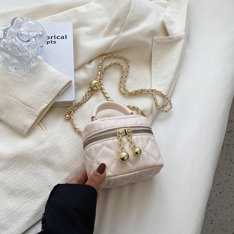 Women's Diamond-Pattern Chain Crossbody Bag, Stylish Small Square Bag for Spring/Summer 2025 Fashion Trends Women's Diamond-Pattern Chain Crossbody Bag, Stylish Small Square Bag for Spring/Summer 2025 Fashion Trends