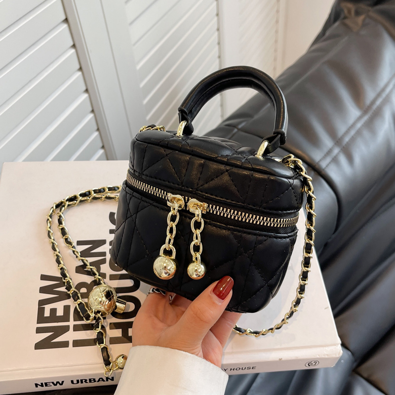 Women's Diamond-Pattern Chain Crossbody Bag, Stylish Small Square Bag for Spring/Summer 2025 Fashion Trends Women's Diamond-Pattern Chain Crossbody Bag, Stylish Small Square Bag for Spring/Summer 2025 Fashion Trends